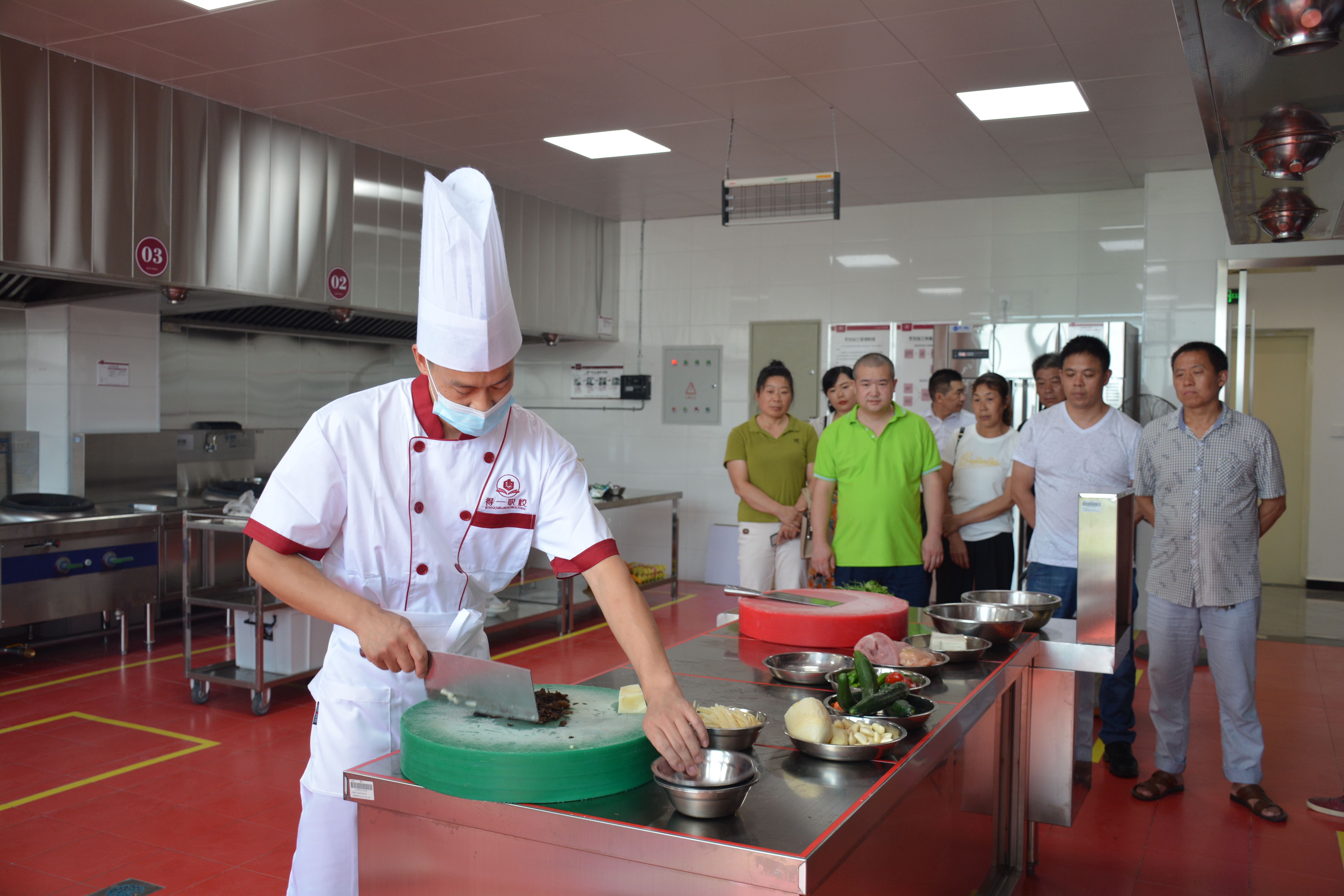 襄阳职业技术学院开展后勤厨务人员 技能知识培训